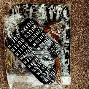 Sassy Jones Queen (Toschia) 3 piece Kitchen Set